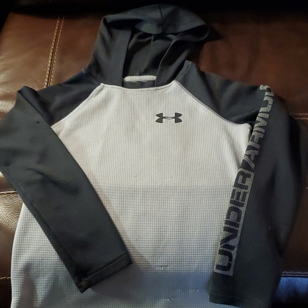 Long sleeve shirt w hood